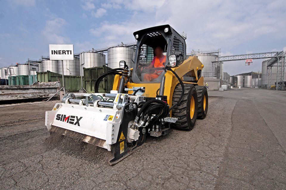 Simex PL 1200 Straßenfräse, beim abfräsen von altem Asphalt in einem Industriepark. Durch die patenierte Selbstnivellierung wird eine konstante Frästiefe und saubere Kanten auch bei Bodenunebenheiten garantiert.