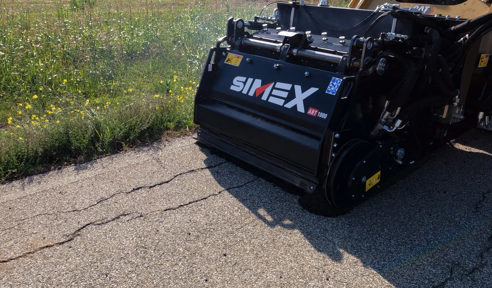 Simex ART1000 Asphalt Regenerierung mit einer Breite von 1000mm fräst die Maschine die alte oberste Asphaltschicht ab und regeneriert diese an Ort und Stelle.