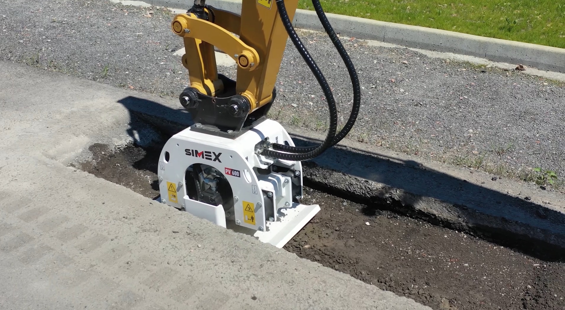 Simex PV600 Anbauverdichter für Bagger im Einsatz bei der Verdichtung des Unterbodens einer Straße