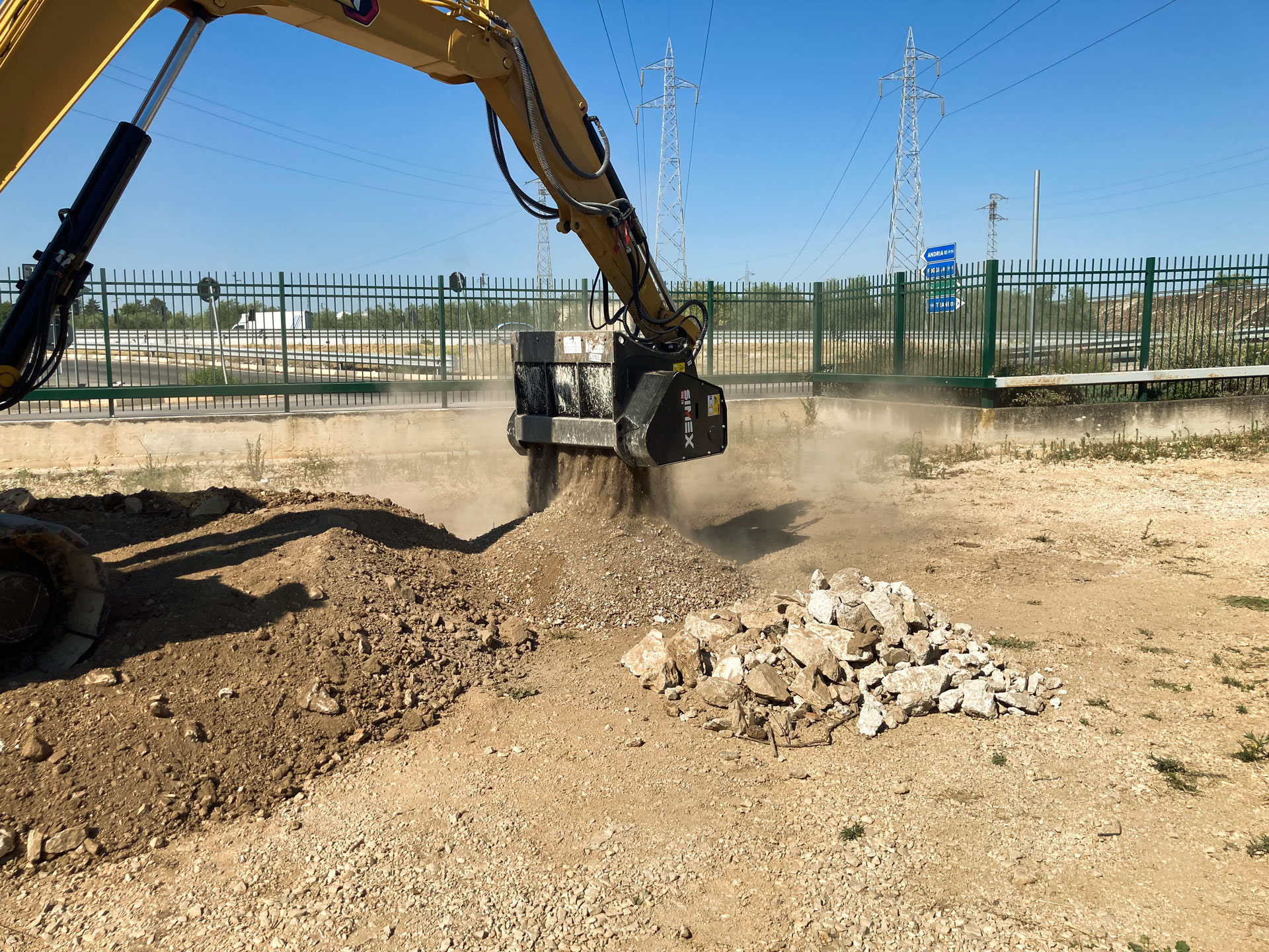Simex VSE10 Separator Sieblöffel trennt auf einer Baustelle im Siebverfahren grobe Steine von Erde mit feineren Steinen