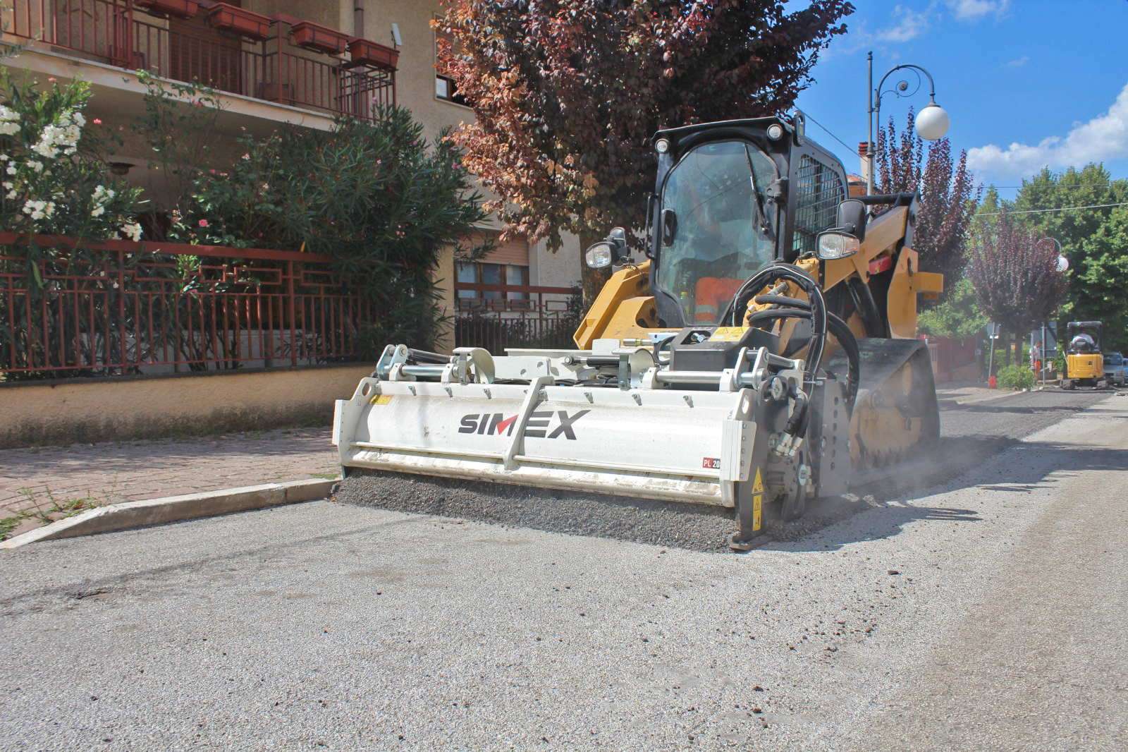 Simex PL 2000 Straßenfräse, Fräsarbeiten auf einer alten asphaltierten Straße zu Sanierungszwecken.