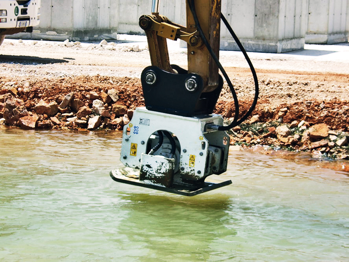 Simex PV850 Anbauverdichter für Bagger im Einsatz unter Wasser