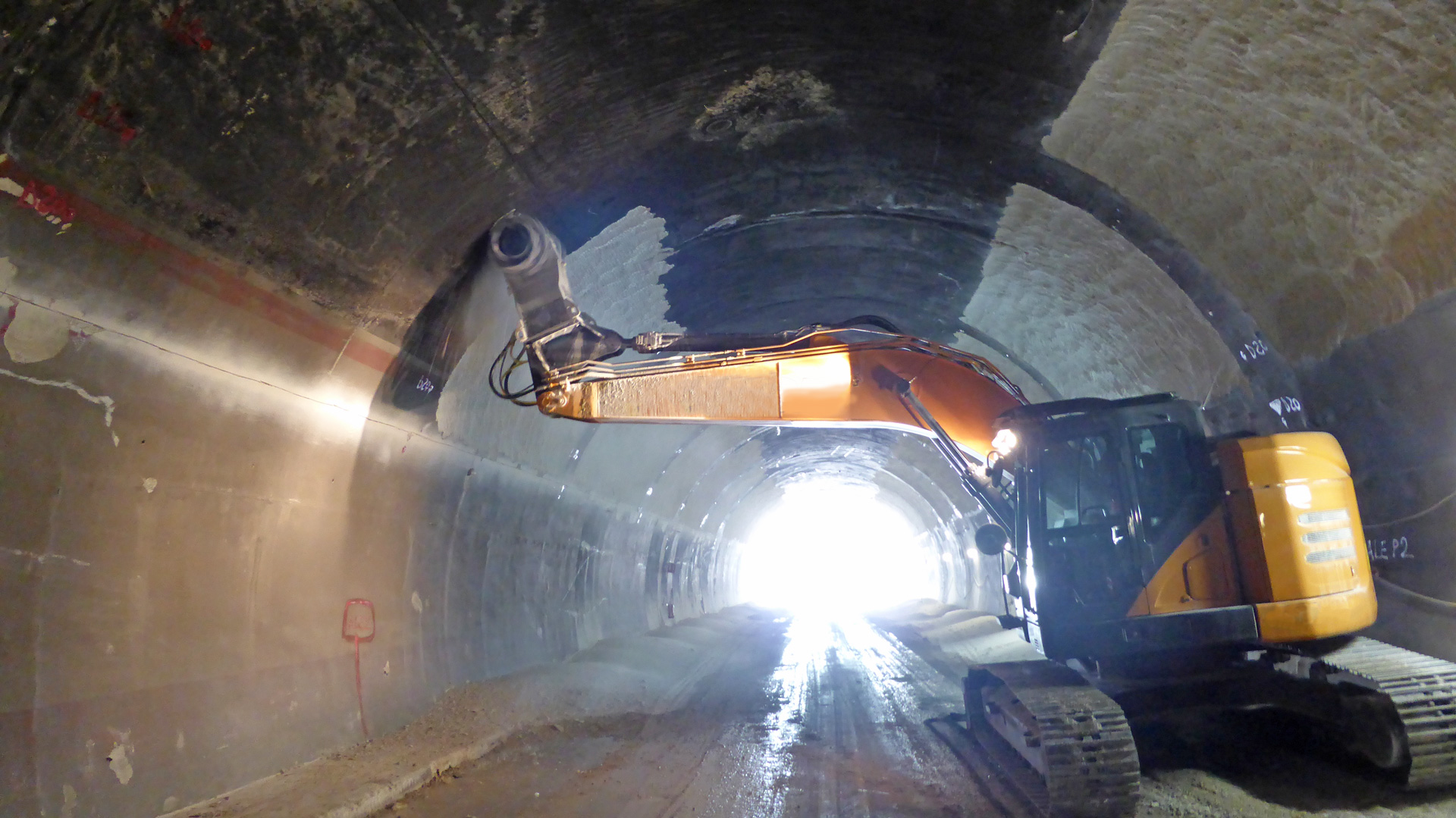 Simex TF 1100 Doppelkammer Fräskopf im Tunneleinsatz beim abfräsen von Tunnelwänden.